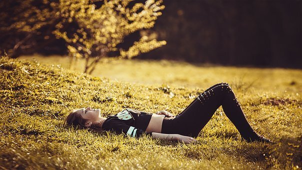 https://cdn.pixabay.com/photo/2016/10/14/23/17/girl-lying-on-the-grass-1741487__340.jpg