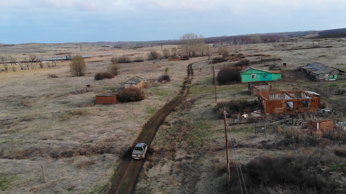 Умершие деревни видео. Поездка в глушь на внедорожнике. Деревня русская мертвая. Умирающие деревни алферовка оренбургской области. Люся в деревне.