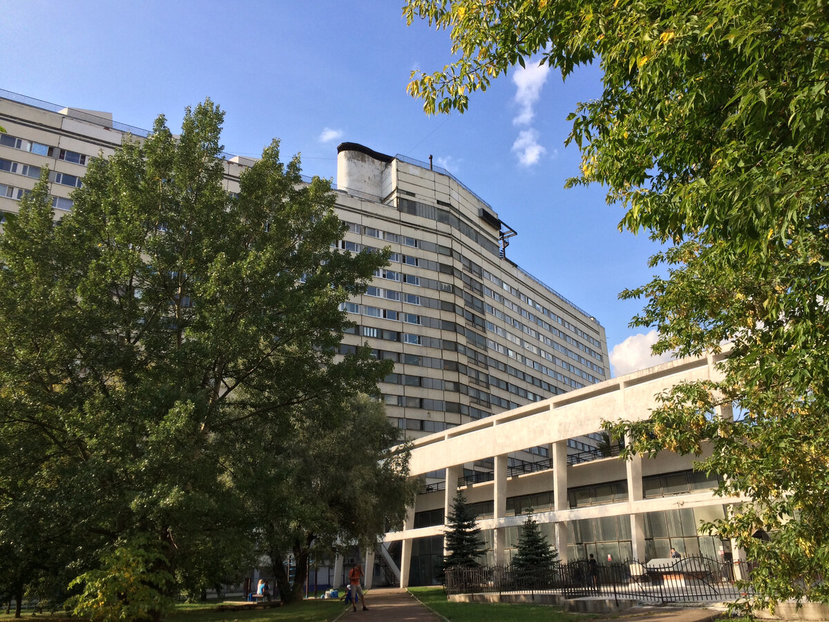 ⏩ ЛИСТАЙТЕ ГАЛЕРЕЮ ⏩ Здание по-модернистски вписано в ландшафт. Спустя много десятилетий зелень во внутренних дворах разрослась и проект наглядно демонстрирует принцип "дом в парке".