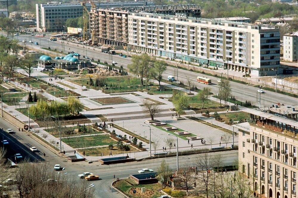 Кафе Голубые купола через дорогу на углу аптека №1