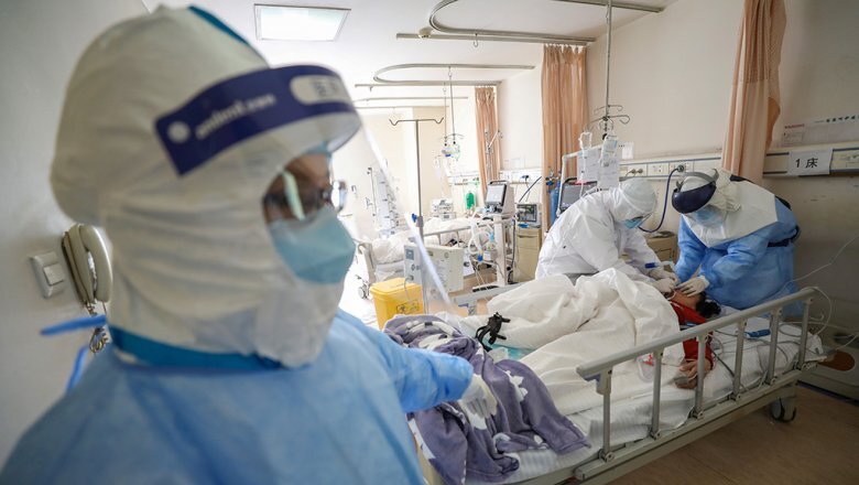  Коронавирус COVID-19Ростовская обл.РоссияМирИнфицировано943+79Скончалось6+3Выздоровело89 Стопкоронавирус.рф Из-за ситуации с коронавирусом Россия с конца марта закрыла регулярное и чартерное международное авиасообщение. Правительством РФ организована работа по возвращению россиян, которые попали под ограничение регулярных авиарейсов. Сегодня расскажем, какая помощь оказывается российским туристам, а также как вернуть деньги за несовершенную поездку тем, кто планировал путешествие в этот период.
1️⃣ Возврат средств за несовершенную поездку
Кто может воспользоваться❓
✅ Граждане, планировавшие путешествие в период с начала действия ограничительных мер до 1 июня 2020 года.
Можно ли вернуть деньги за купленную туристическую путевку❓
✅ В ситуации с распространением нового коронавируса можно вернуть деньги за путевки, приобретенные у туроператоров, включенных в специальный реестр /.
✅ В случае отказа от поездки в связи с объявлением угрозы для жизни и здоровья, вы имеете право на перенос даты путешествия на более поздний срок или на возврат всей стоимости тура до начала путешествия, а после начала путешествия – ее части в размере, пропорциональном стоимости не оказанных услуг.
Можно ли вернуть день за авиабилеты❓
✅ В случае отказа от авиаперевозки из-за отмены или изменения рейса за рубеж российская авиакомпания должна вернуть всю сумму за билет (включая сборы), если перевозка ни на одном участке не была выполнена. Иностранная авиакомпания в этом случае должна вернуть сумму, равную уплаченному тарифу.
✅ Если вы купили билет по «невозвратному тарифу», то стоимость можно вернуть только в случае вынужденного отказа от полета. Невозможность совершения поездки из-за введения ограничений передвижения, режима самоизоляции и иных рекомендаций органов властей в связи с распространением новой коронавирусной инфекции признается таким случаем и позволяет вернуть полную стоимость авиабилета и все виды уплаченных сборов.
Можно ли вернуть билеты на поезд❓
✅ Вернуть проездные документы, приобретенные на поезда, отправляющиеся с 11 апреля по 1 июня, в том числе и по «невозвратному тарифу», можно онлайн или в кассах до 1 июня включительно.
Могу ли я вернуть билет, если нахожусь на карантине и не могу совершить поездку❓
✅ Если пассажир находится на карантине, он может сдать проездной документ или электронный невозвратный билет без удержания платежей и сборов по его завершению, предъявив справку из медицинского учреждения или листка нетрудоспособности с кодом «03».
Как вернуть деньги за гостиницу, если поездка отменилась❓
✅ В случае если вы бронировали проживание напрямую в отелях иностранных государств, вернуть предоплату или расторгнуть договор можно, написав заявление через официальный сайт гостиницы. При «невозвратном тарифе» вы вправе потребовать у иностранной гостиницы возврата денежных средств, ссылаясь на обстоятельства, не зависящие от воли сторон, а также воспользоваться чарджбэком – процедурой отмены операции по картам платежных систем Visa, MasterCard и МИР.
2️⃣ Помощь российским туристам за границей
Как вернуться из-за границы в Россию, если регулярное авиасообщение приостановлено❓
✅ Производится организованное возвращение из-за рубежа российских граждан, которые покинули территорию Российской Федерации после 1 января 2020 года.
✅ Для этого вам необходимо заполнить анкету на сайте Госуслуги .
✅ Также гражданам оказывается необходимая социальная поддержка. Помощь оказывается за период с даты предполагаемого отъезда, которая указана в билете, и до возвращения в Россию. Сумма выплаты: 2400 рублей в сутки гражданам старше 14 лет и 1600 рублей в сутки на детей до 14 лет. Средства перечисляются на счёт заявителя в банке, действующем на территории России.
✅ Для получения помощи гражданам, которые не имеют проездных документов на возвращение в Россию, необходимо обратиться в ближайшее российское загранучреждение для оформления соответствующих документов: .Источник: Reuters