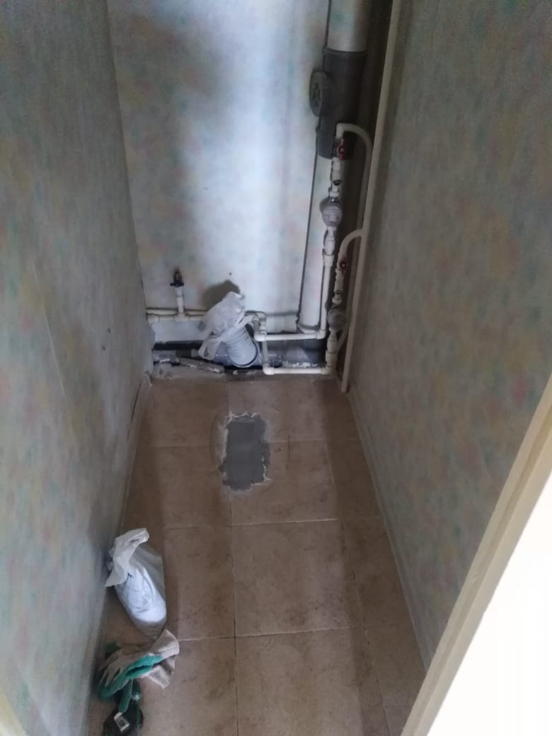 Демонтаж унитаза методом спиливания болгаркой с алмазным диском