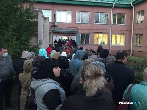Ранее омский сайт NGS55 опубликовал снимки, сделанные во дворе больницы №1 имени Кабанова, в которой заподозрили вспышку коронавируса. На снимках издания видно, как 50-70 медиков без масок и соблюдения дистанции столпилась у крыльца здания. Издание сообщило, что весь коллектив больницы имени Кабанова вызвали пройти тестирование