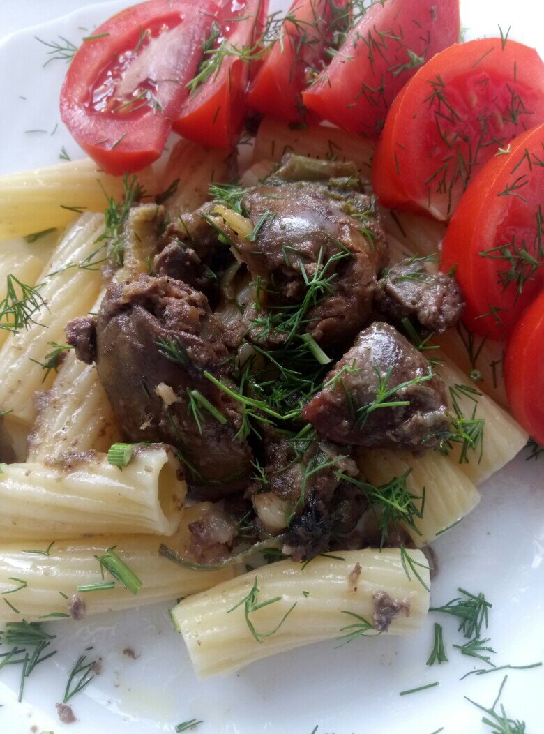 Куриные сердечки  и печень тушеные с овощами