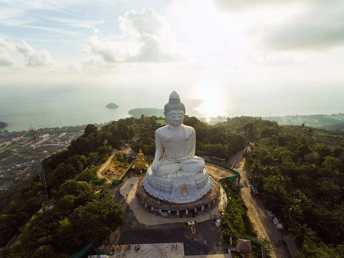 будда в тайланде на горе