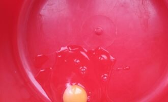 В миске разбейте 1 яйцо. Желательно заранее достать яйцо из холодильника. Старайтесь всегда в приготовлении использовать продукты комнатной температуры. Это залог эластичного теста.