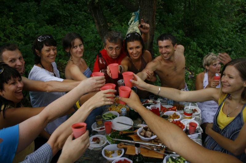 Вполне возможно, что на фото хорошие люди. Просто весёлые