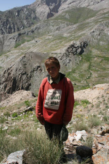 Фотография Павла Лурье: "Ягнобский пастушок на фоне Ягноба. В горах часто встречаются рыжие, они считают, что происходят от Александра Македонского"