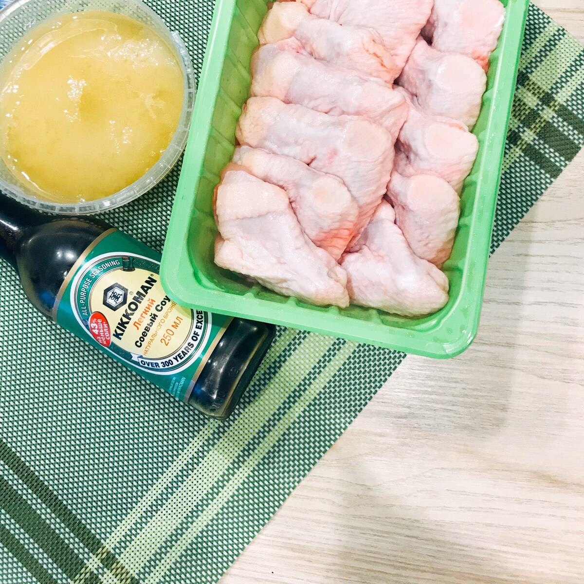 Соевый соус может быть любым. Я отдаю предпочтение с низким содержанием соли, но это не обязательно - обычный тоже подойдет!