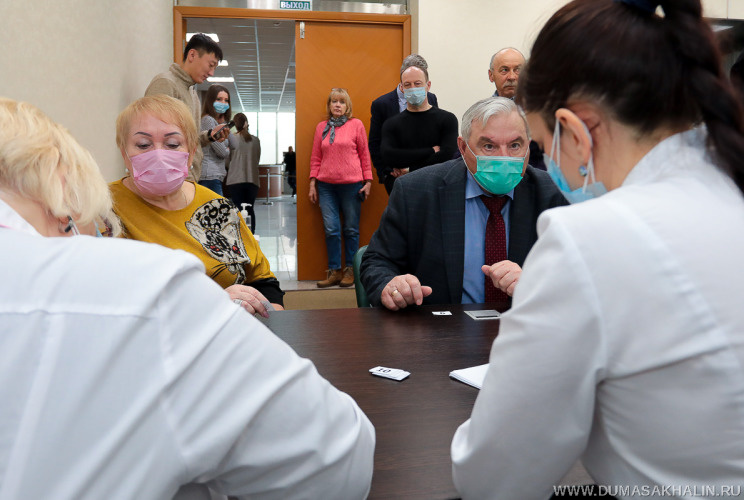 Депутаты и сотрудники областной Думы сдали тесты на коронавирус. Обследовалось  более 70 человек. Фото: Сахалинская областная Дума