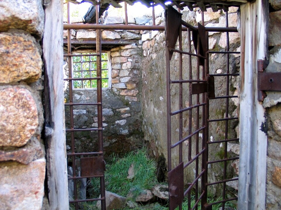 Если верить документам ГУЛАГа - это камер БУРов -  бараков усиленного режима. На остатках внутрикамерной штукатурки надпись: "30.XI.1954. Вечер", "Убей меня", "Doctor".