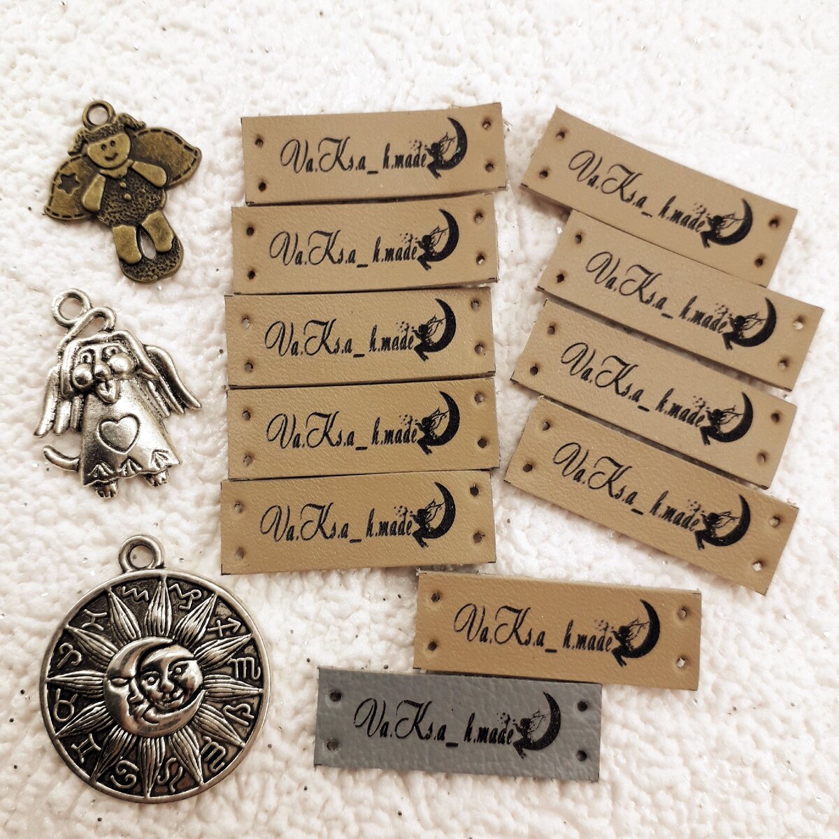 Прямоугольные кожаные пришивные бирки от"Именные бирки"