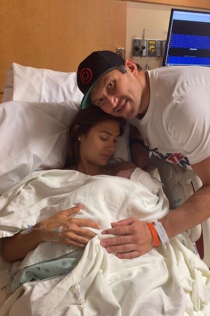 "27.05.2020 родился наш сыночек, Илья Александрович Овечкин. 55 см, 3 800г! Мы самые счастливые" - подписала фото Анастасия.