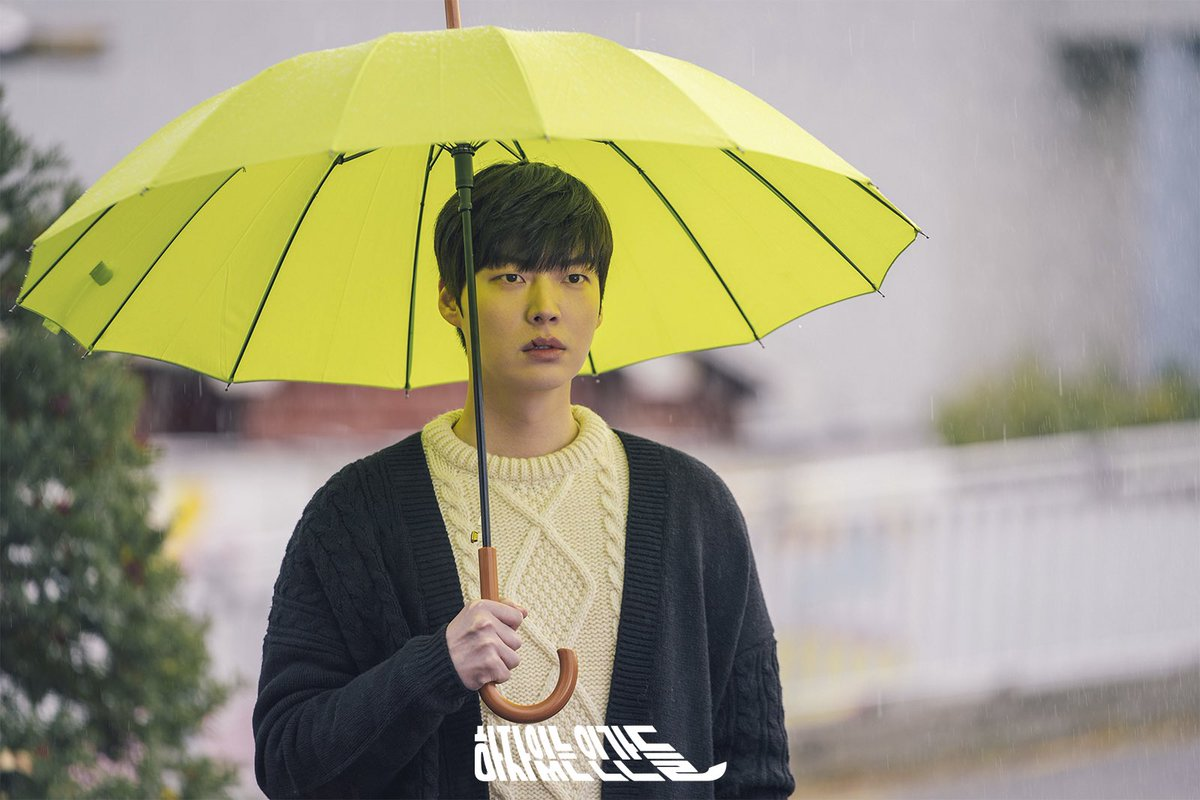 Человек dorama. Love with flaws дорама. Желтый кореец. Дорама желтый зонтик. Желтый зонт в дорамах