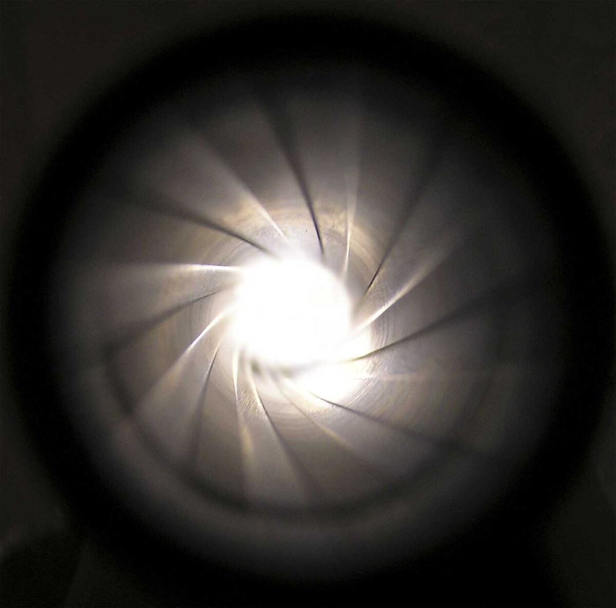 Нарезы на внутренней поверхности ствола.