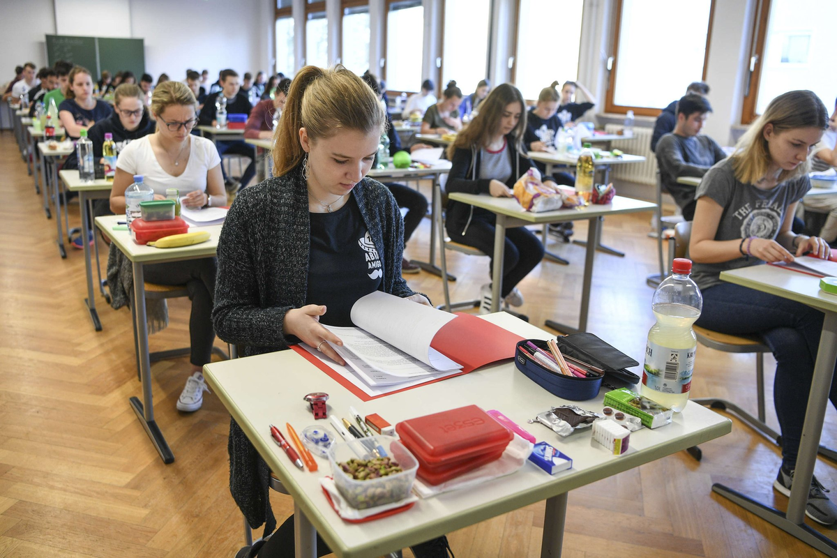 Немецкие школьники. Средняя старшая школа в Германии. Образование в Германии гимназия. Немецкая средняя школа в Германии. Уроки в школе на немецком.