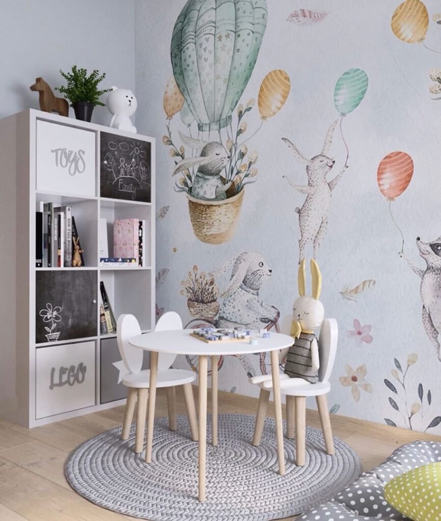 Этот нежный, красивый и функциональный интерьер детской площадью 9 м², созданный дизайнерами студии Scandinavi, прекрасно впишется в легкий скандинавский стиль квартиры. В его основе нежная пастельная палитра, легкий дизайн и экологичные материалы. Прекрасный пример дизайна детской комнаты.