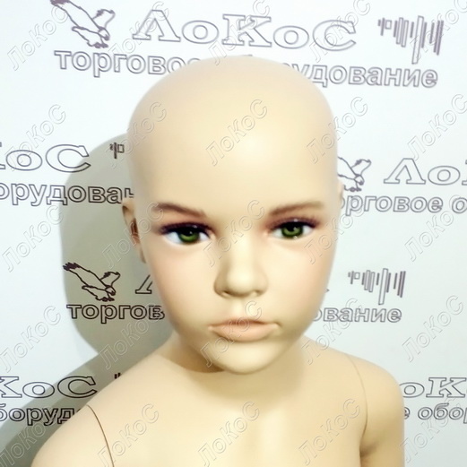 Манекен детский полноростовой, девочка, 1901/9013 (BM747).Рост - 110, объемы - 56,5-51-63см.Волосы - парик, короткие, цвет - темно-русый. Глаза - зелёные.Подставка - металлическая, крепление - пятка/голень.