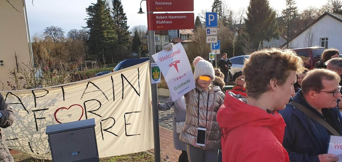Протесты против Tesla