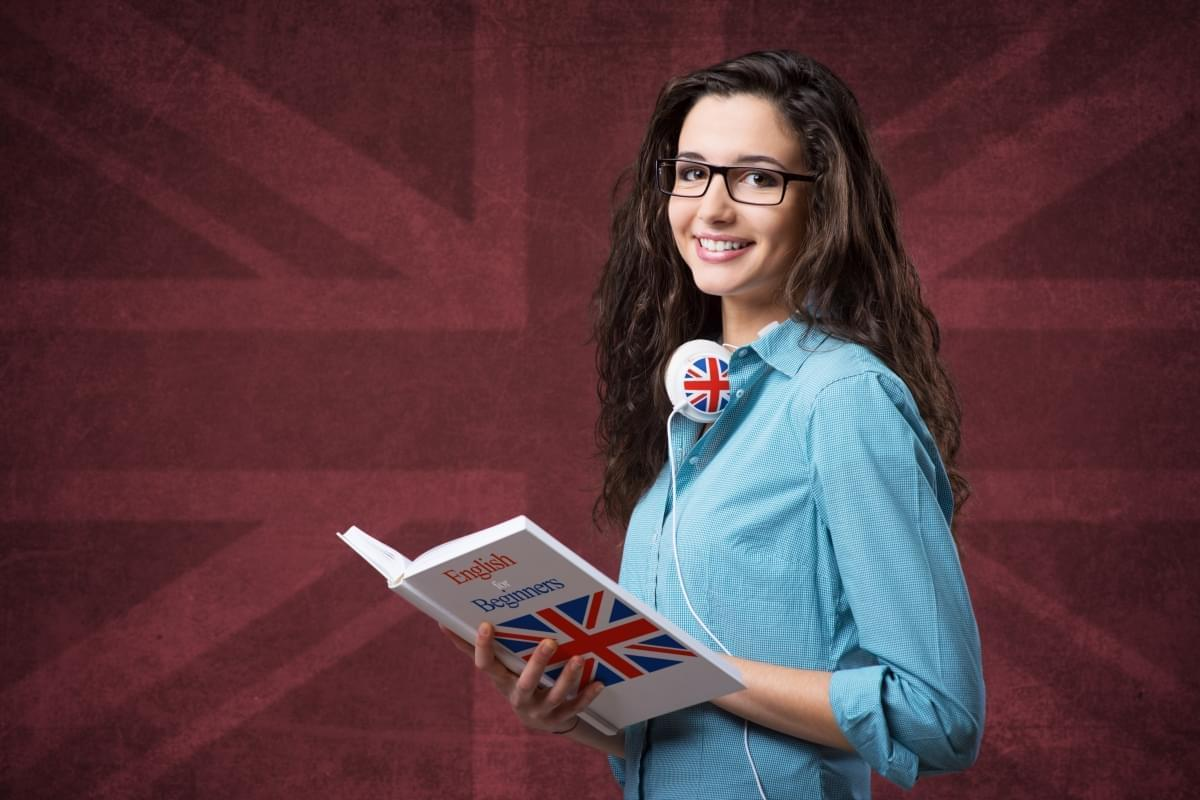 Girl english book. Девушка изучает английский. Девушка учит английский. Девушка с учебником английского. Английские девушки.