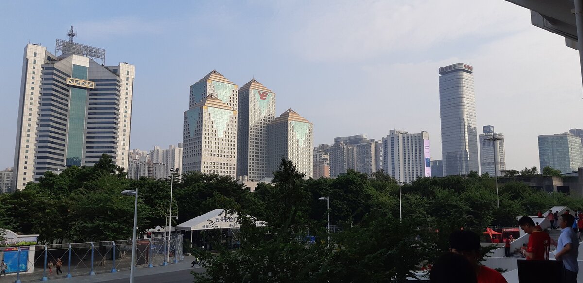 Гуанчжоу -  процветающий торговый город. Здесь много высотных зданий, но многие быстро "приедаются" и выглядят серо и невзрачно. // Фото из личного архива