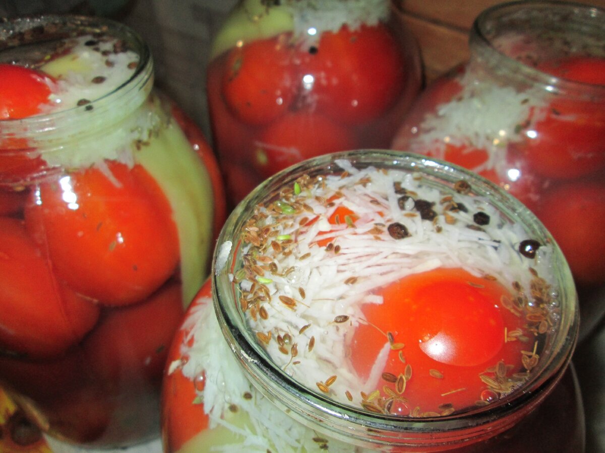 Рецепт маринованных помидоров сладких с уксусом. Помидоры на зиму. Помидоры в банке. Помидоры соленые. Заготовка помидор на зиму.