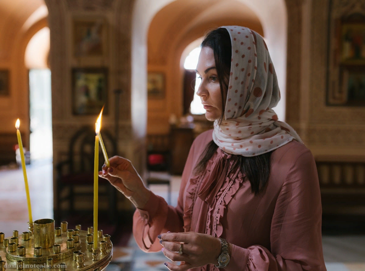 Church women. Женщина в храме. Красивая девушка в храме. Красивые девушки в церкви. Православная девушка в храме.