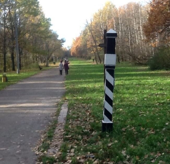 Верстовые столбы в парке - всё, что осталось от Владимирского тракта