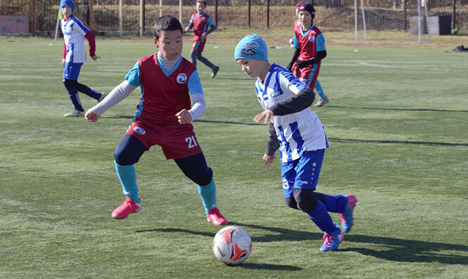 Пресс-служба Детской футбольной лиги, 12 октября 2020 года


С 5 по 8 октября награды турнира станции Олега Гарина международного фестиваля «Локобол – 2020 – РЖД» разыгрывали в Иркутске. 26 команд мальчиков из Иркутска, Ангарска, Зимы, Молодежного, Усолье-Сибирского, Усть-Орды и Шелехова принимали участие в соревнованиях на стадионе «Локомотив».
 
Все призеры определялись в серии пенальти. В решающей встрече, завершившейся в основное время со счетом 1:1, местный «Байкал» оказался точнее ангарского «Сибиряка» – 4:2. Бронзовые медали завоевал «Байкал-2009» (Иркутск).
 
Лучшими игроками были признаны: вратарь – Елисей Усов («Байкал»), защитник – Максим Серёдкин («Сибиряк»), полузащитник – Виктор Антонюк («Байкал»), бомбардир – Даниил Тушич («Байкал»), игрок – Даниил Чеботарёв («Сибиряк»). Лучший тренер – Вячеслав Рудаков («Байкал»).
 
С 8 по 9 октября в Иркутске 6 команд девочек разыгрывали призы турнира станции Анны Беломытцевой.
 
В тройку лидеров вошли: 1. «Байкал-1» (Иркутск), 2. «Байкал-2» (Иркутск), 3. СОШ № 43 (Иркутск).
 
Звания лучших игроков удостоились: вратарь – Арина Исаева («Байкал-2»), защитник – Светлана Седых («Сибскана», Шелехов), полузащитник – Ксения Цыбикова («Байкал-2»), бомбардир – Арина Савостина («Байкал-1»), игрок – Анастасия Мартынова («Байкал-2»). Лучший тренер – Екатерина Хликова («Байкал»).
 
Почетными гостями церемоний награждения были генеральный директор федерации футбола Иркутской области Вадим Вдовиченко, директор футбольной школы «Байкал» Олег Варнаков, футболисты клуба «Иркутск» Эдуард и Вадим Богдановы.