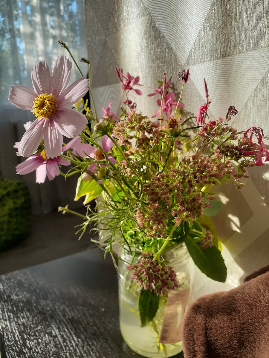 Цветы подарил мне сын, после прогулки с бабушкой:)