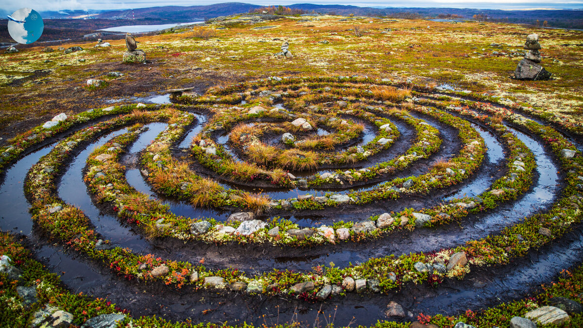 Выкладывали лабиринты на поверхности земли в форме спирали из камней средних размеров.