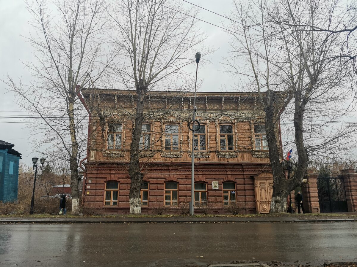 Узловатые тополя конечно портят вид. Главный фасад этого красивейшего дома.