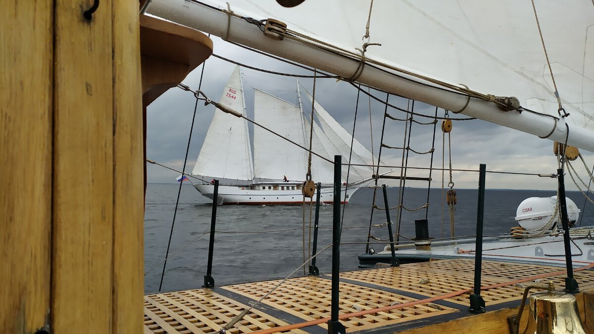 Шхуна "Красотка" перед дождём