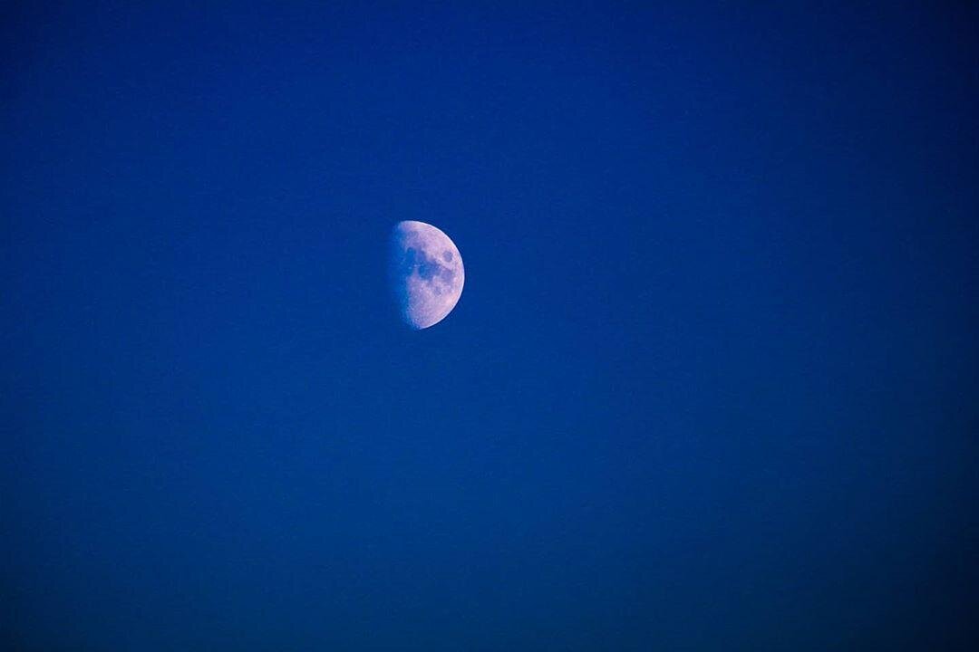 Расстояние от Земли до Луны – в среднем 384 400 км. Фото by Jeremy Dyer https://www.instagram.com/p/CGzLab3AZ85/  