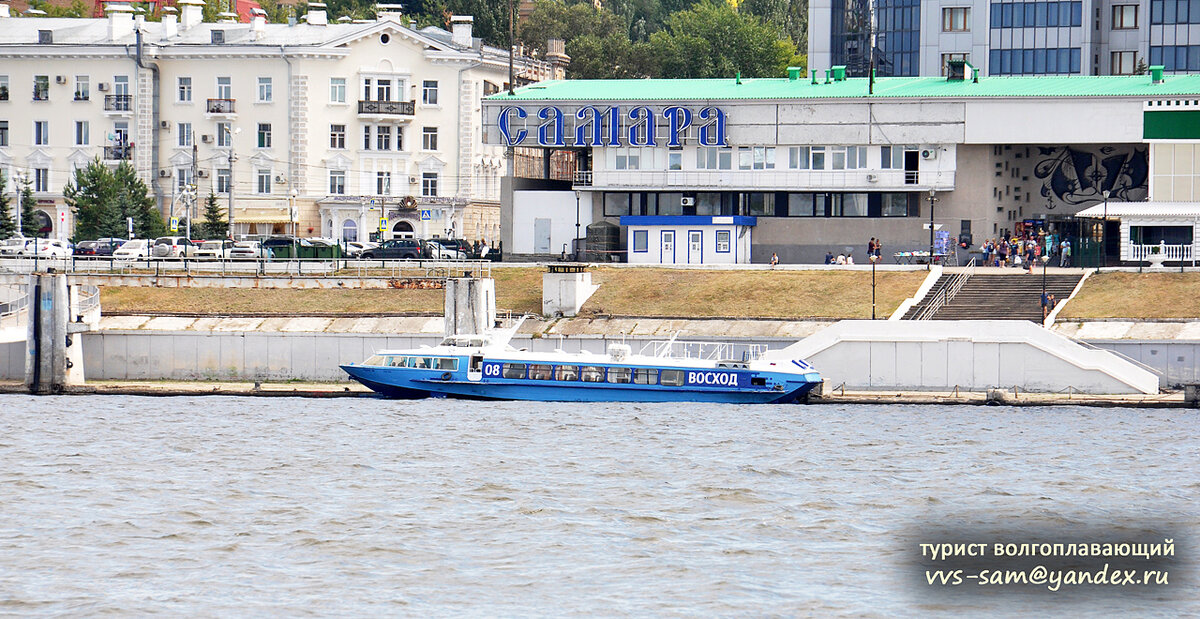 Выход к причалам из здания вокзала. У причала - судно на подводных крыльях «Восход». Фото 06.08.2017.