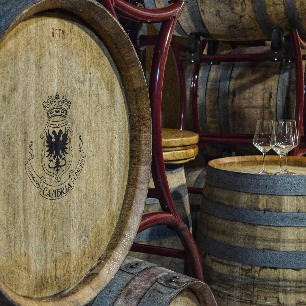 Бочковый погреб винодельни с барриками