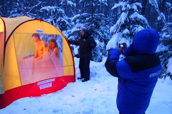 Где-то под Новосибирском. За бортом -42. Снимается кино про баню Мобибу!