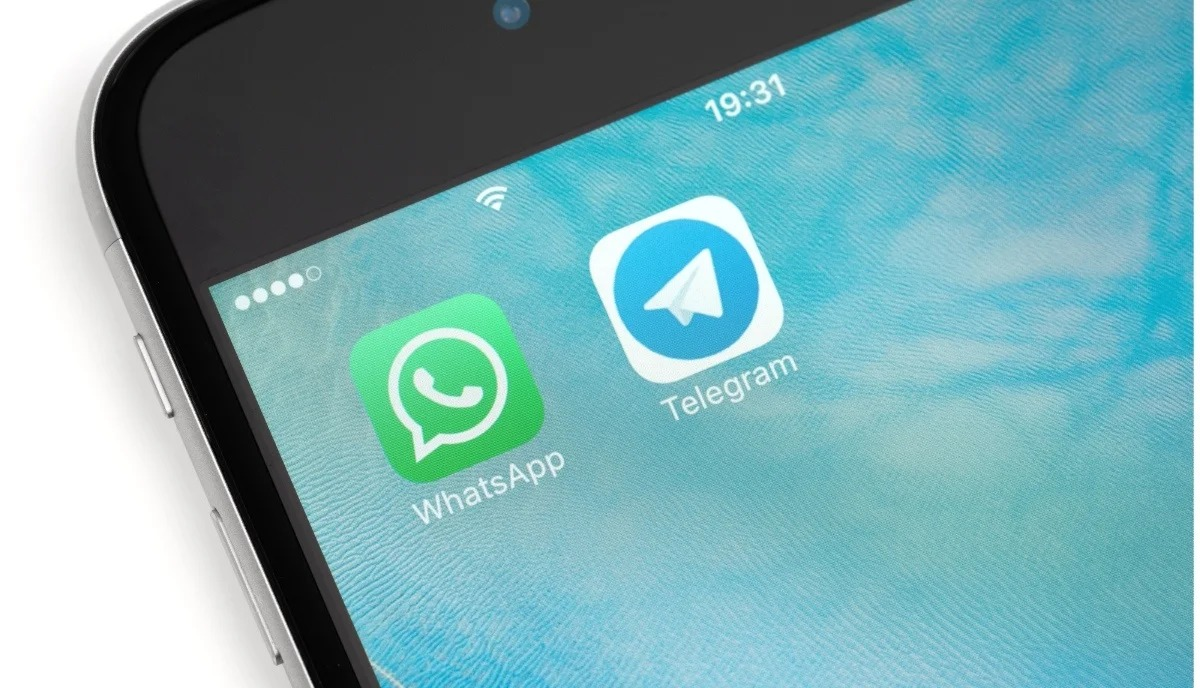 Значок на экране whatsapp. Ватсап телеграм. Логотип WHATSAPP Telegram. Ватсап телеграм фото. Телеграм против вотсапа.