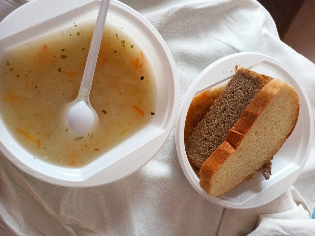 Какой то суп с плавающими лапшинками и морковью