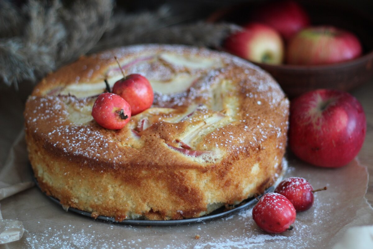 Шарлотка с лимонной глазурью