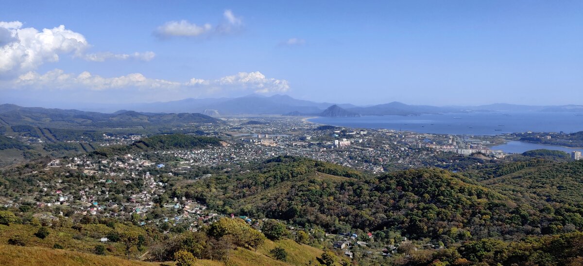 Бухта Находка и одноимённый город с городской телерадиовышки...