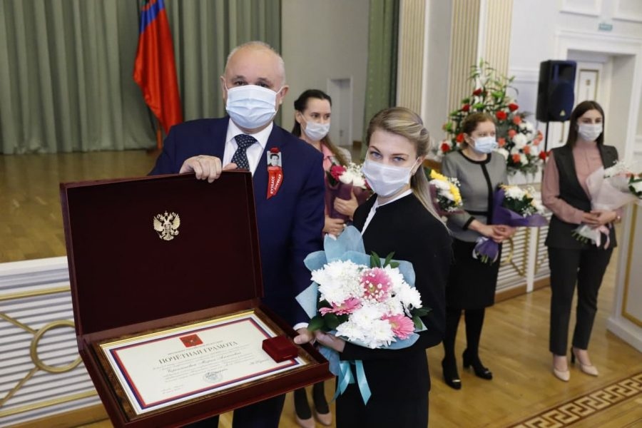 Награждение бывших работников. Цивилев вручил награды. награждения медицинских работников. награждение медработников. вручение губернаторской награды.
