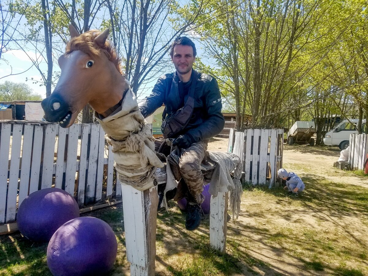 Конь тренажер, для отрабатывания посадки на коня.