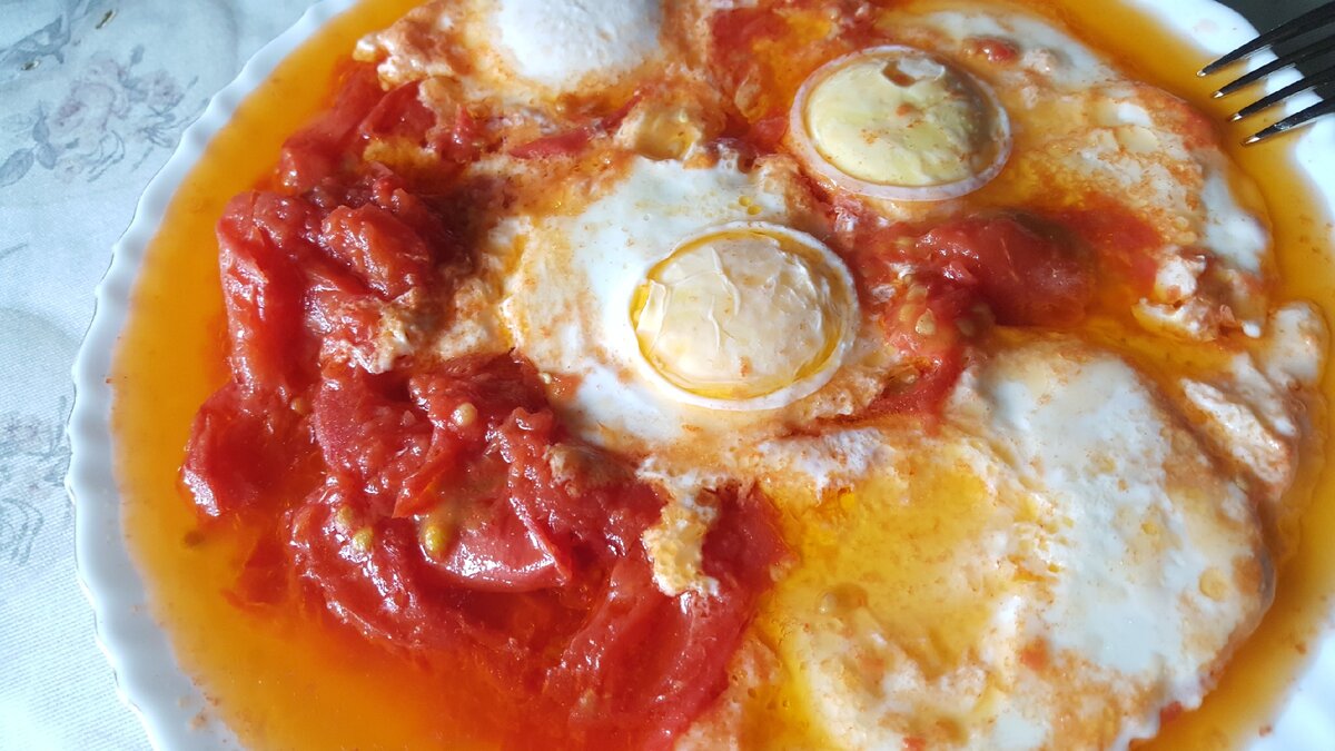 Яишница с помидорами