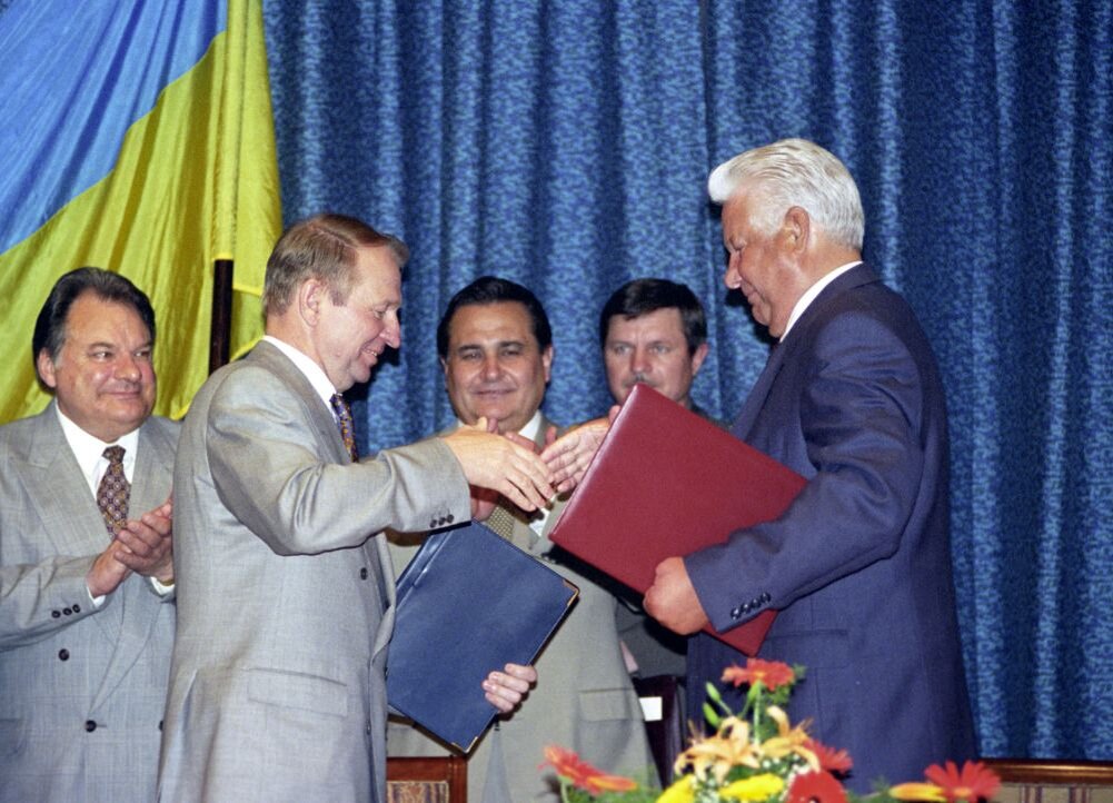 Борис Ельцин и Леонид Кучма делят Черноморский флот, 9 июня 1995 года,  Картинка из сервиса Яндекса.  