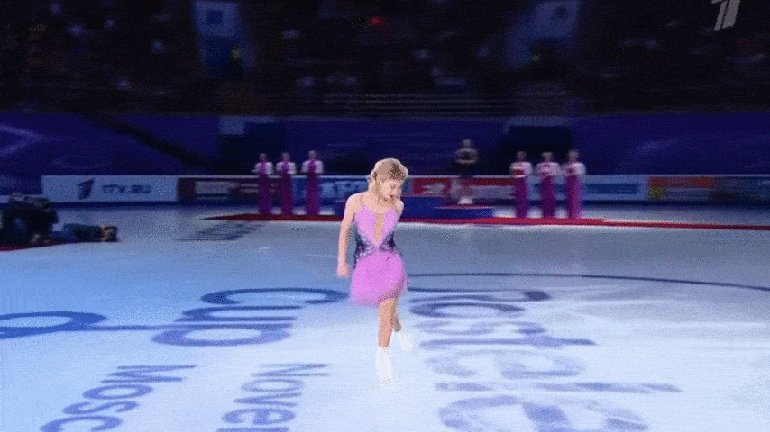 Этап Гран-при ISU в Москве «Кубок Ростелеком». Награждение. Женщины. Скриншот прямого эфира «Первого канала»