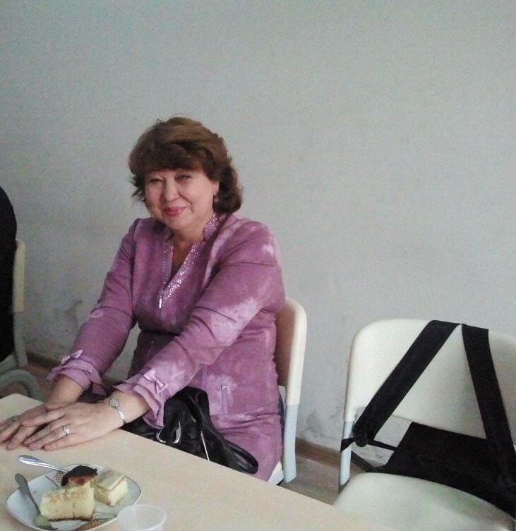 Я фотографирую жену на одном из родительских собраний.