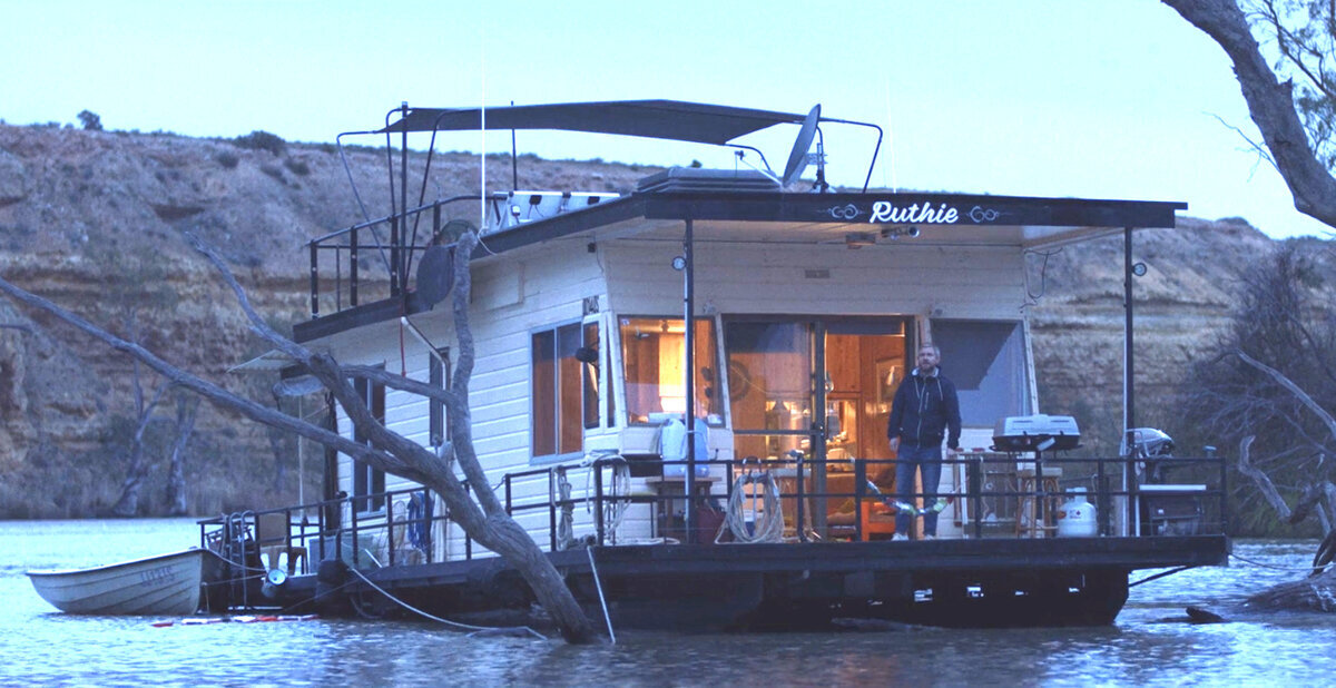 Плавучий дом — лучшее убежище от монстров.