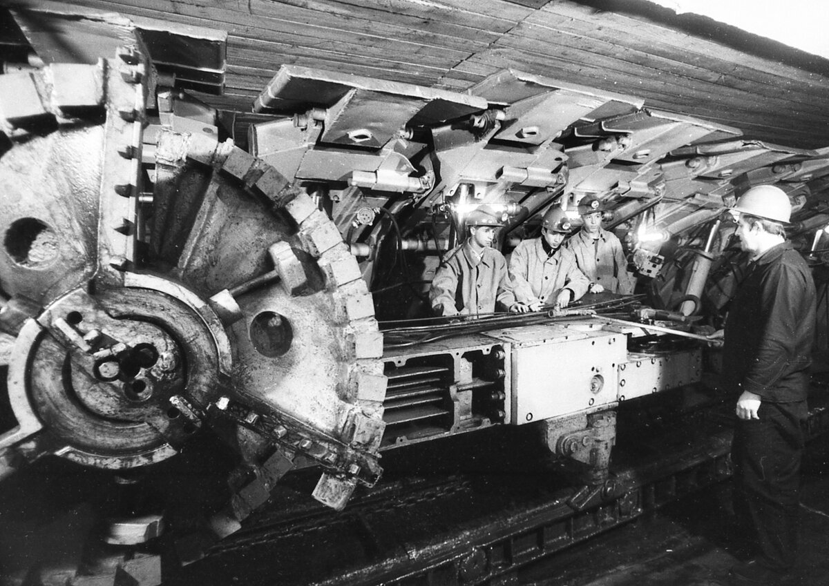 В училище была сильная материальная база. Настоящие добычные и проходческие комбайны