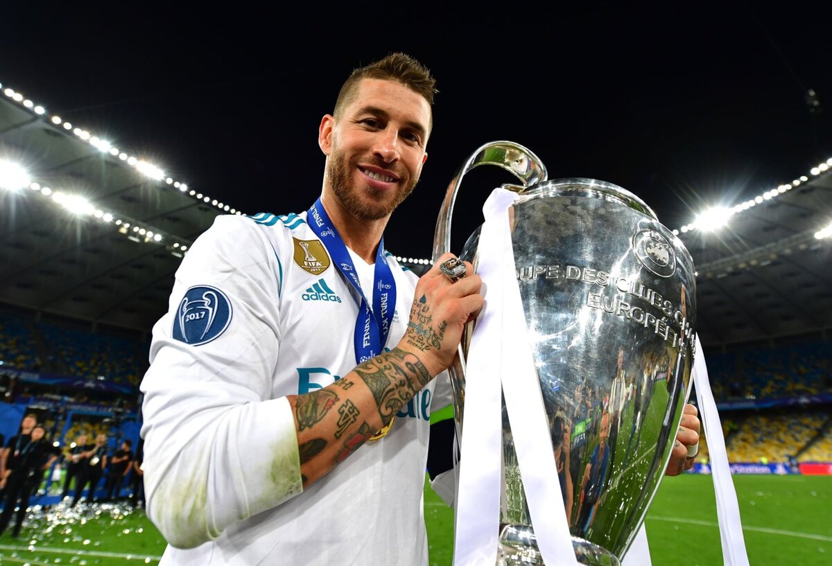 14. Серхио Рамос - 1 652 758 280 российских рублей
Капитан «Галактикос» за весь прошлый сезон заработал 1 622 192 000. 
Рамос заработал около 1 419 418 000 рублей по контракту и бонусам за победы, 2,2 миллиона фунтов стерлингов за счет спонсорского соглашения с компанией Nike и компанией напитков AB InBev